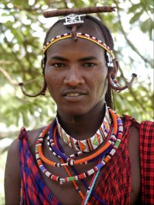 Mężczyzna z Kenii i jego biżuteria